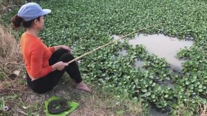 ДЕВУШКА ЛОВИТ БОЛЬШИХ РЫБ НА ЗМЕЮ