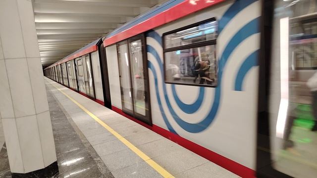 электропоезд 81-775.2 Москва 2024 отправляется со станции Коломенская