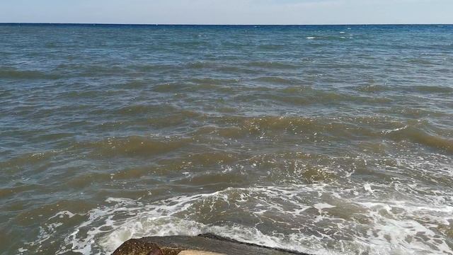 Красоты Крыма, поселок Курортное, море немножко штормит