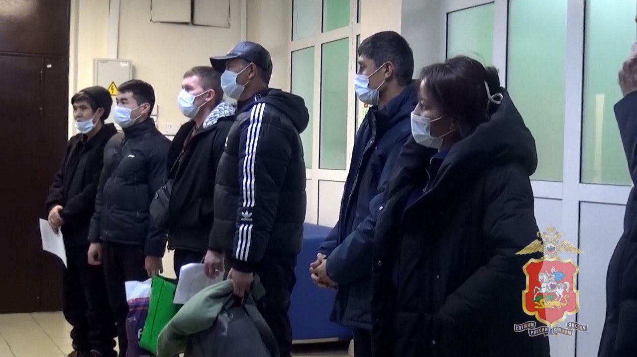 В Подмосковье полицейские депортировали 10 иностранных граждан по эпидемиологическим основаниям смотреть онлайн