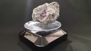 Корунд красный (Рубин) в породе