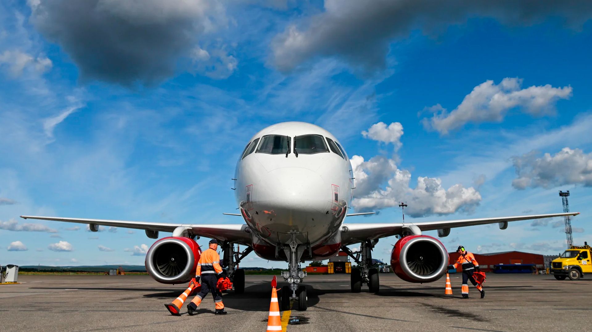 К 2030 году в России реконструируют и построят не менее 75 аэродромов смотреть онлайн