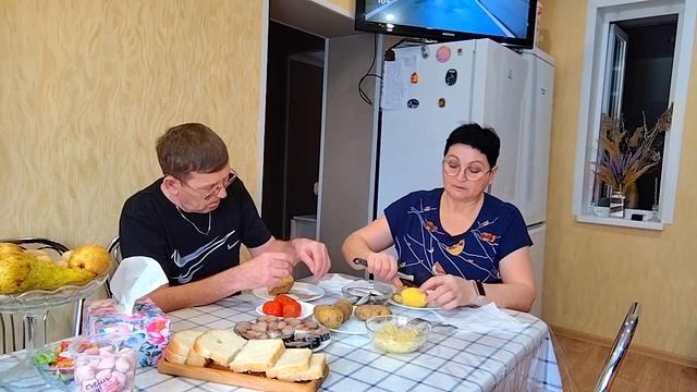 ЖИЗНЬ В СЕЛЕ/ САМЫЙ ВКУСНЫЙ ОБЕД/ВАДИМУ НАДО ЧИСТИТЬ КИЛЬКУ🤦 / смотреть онлайн