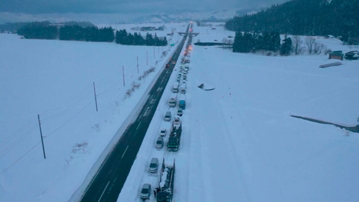Более 400 человек эвакуированы с заблокированной трассы в Японии после снегопада смотреть онлайн