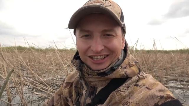 УЛОВ НЕ ПОДНЯТЬ! СКОЛЬКО ИХ ТУТ_! Сазан, карась, красноперка! Рыбалка на поплавок. смотреть онлайн