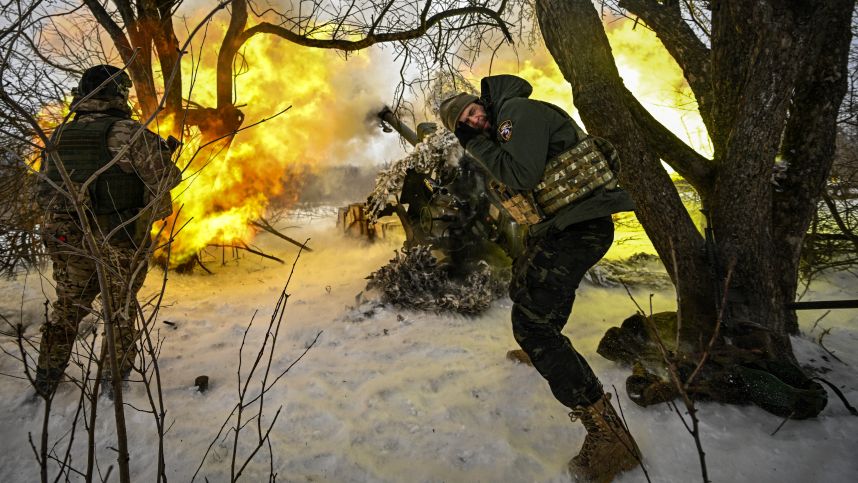 Удары гаубицы Д-30 в Сумской области. Лучшее видео из зоны СВО смотреть онлайн
