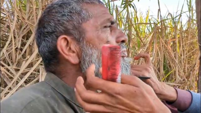 Уличный парикмахер делает массаж головы ASMR на обочине дороги. Осторожно - Индия! смотреть онлайн