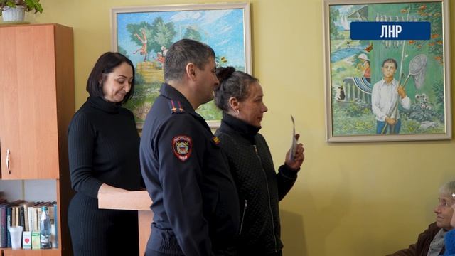 Полицейские ЛНР выдали паспорта гражданина России 39-ти эвакуированным из Северска мирным жителям смотреть онлайн