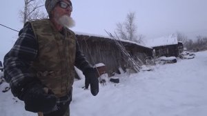 Таёжная подлёдная рыбалка сетями с дядей Толей: сеть в корягах, наледь, рыба и ужин  в деревне