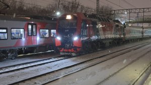 отправление ЭС2Г-127 и ЭП2К-500 "нас 500" покатил в Великий Новгород поезд №42