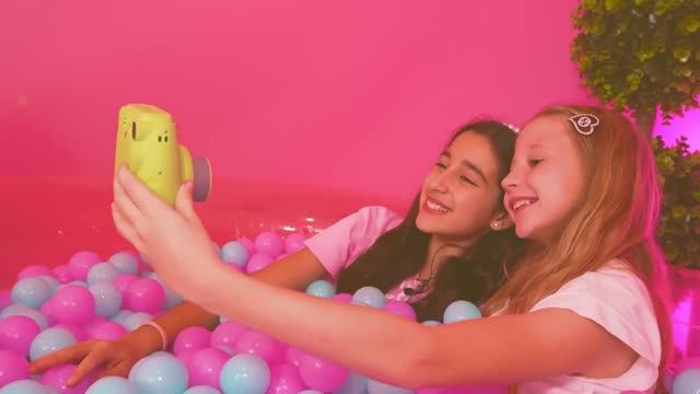 Настя и квест комната Барби смотреть онлайн