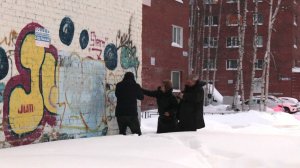 В Нижневартовске закрашивают запрещённую рекламу на стенах домов