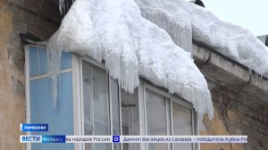 После очистки снега с крыши кемеровчанка обнаружила огромную глыбу льда на козырьке балкона