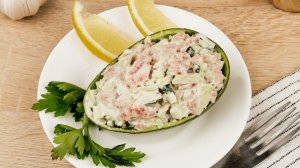 Салат с тунцом и авокадо