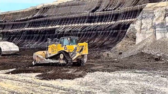 This CAT D8T Works Under a MONSTER Mining Machine… One Wrong Move Ends It смотреть онлайн