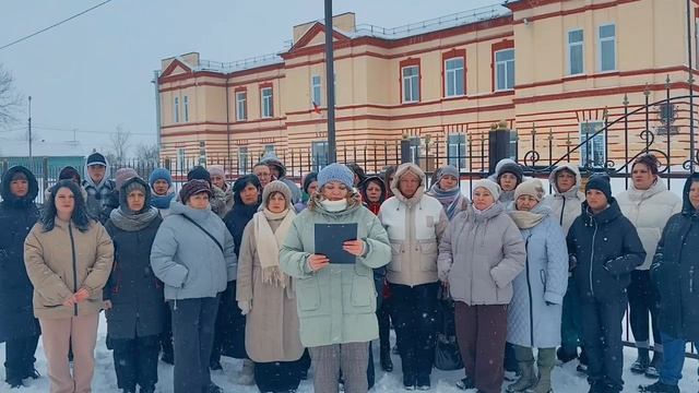 В Балашове родители просят президента восстановить уволенного директора школы смотреть онлайн