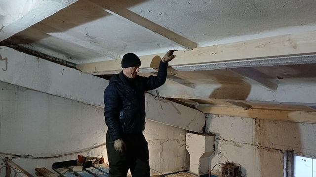 Монтирую обрешетку потолка. Разобрал двигатель Бурана.