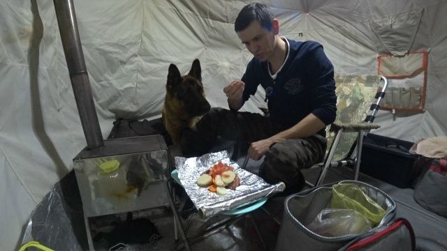 Нашли ЩУКУ и ПЛОТВУ! Но как их поймать? Зимняя рыбалка в палатке. смотреть онлайн