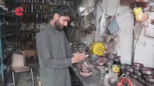 Этот молодой автомеханик блестяще справляется с ремонтом автомобильных генераторов.