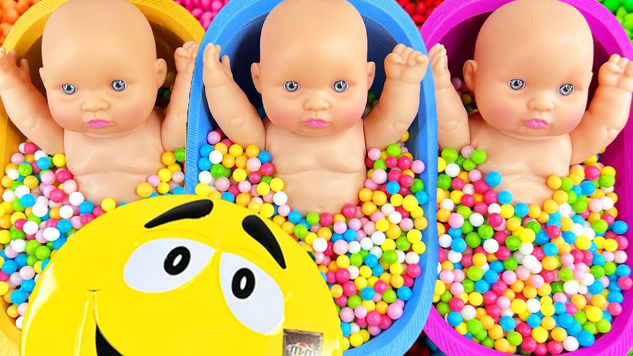 Мультики для детей. Маленькие куклы с яркими шариками в ванночках. Смотреть мультики для малышей. смотреть онлайн