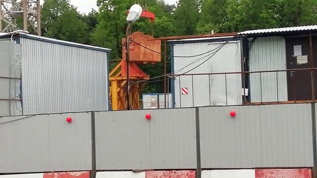 Трудяги Дарья и Полина на станции метро Тютчевская Троицкой линии смотреть онлайн