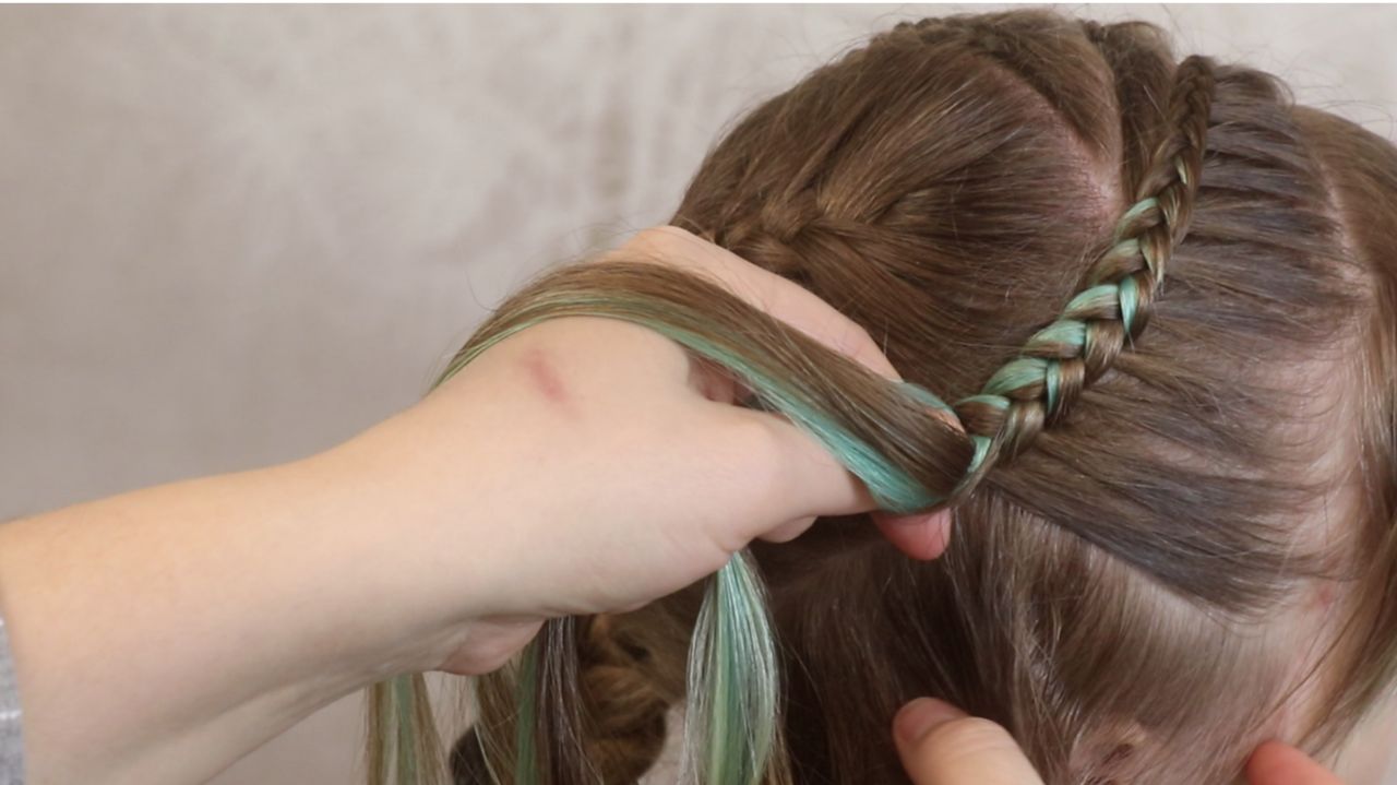 Как еще можно заплести косу по прямой / повседневная прическа смотреть онлайн