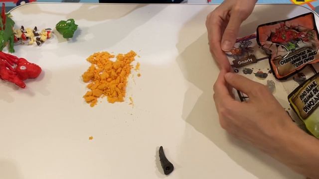 Распаковка яиц динозавров. Тиранозавр и спинозавр. Zuru Smashers Dino Island.