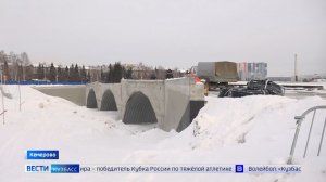 В Кемерове завершается строительство пешеходного моста через Искитимку