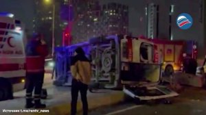 Легковушка не уступила дорогу скорой помощи и перевернула её на перекрёстке в Стамбуле