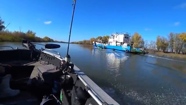 РЕБЁНОК В ВОСТОРГЕ ОТ РЫБАЛКИ! ПЕРВЫЙ РАЗ В ЖИЗНИ ТАКАЯ РЫБАЛКА. РЫБАЛКА В ДЕТСТВЕ. смотреть онлайн