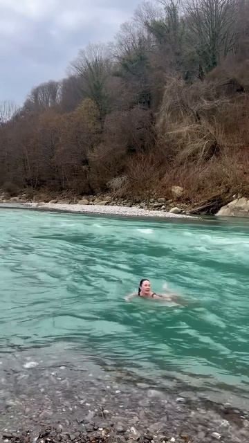 Купание в горной реке в феврале смотреть онлайн