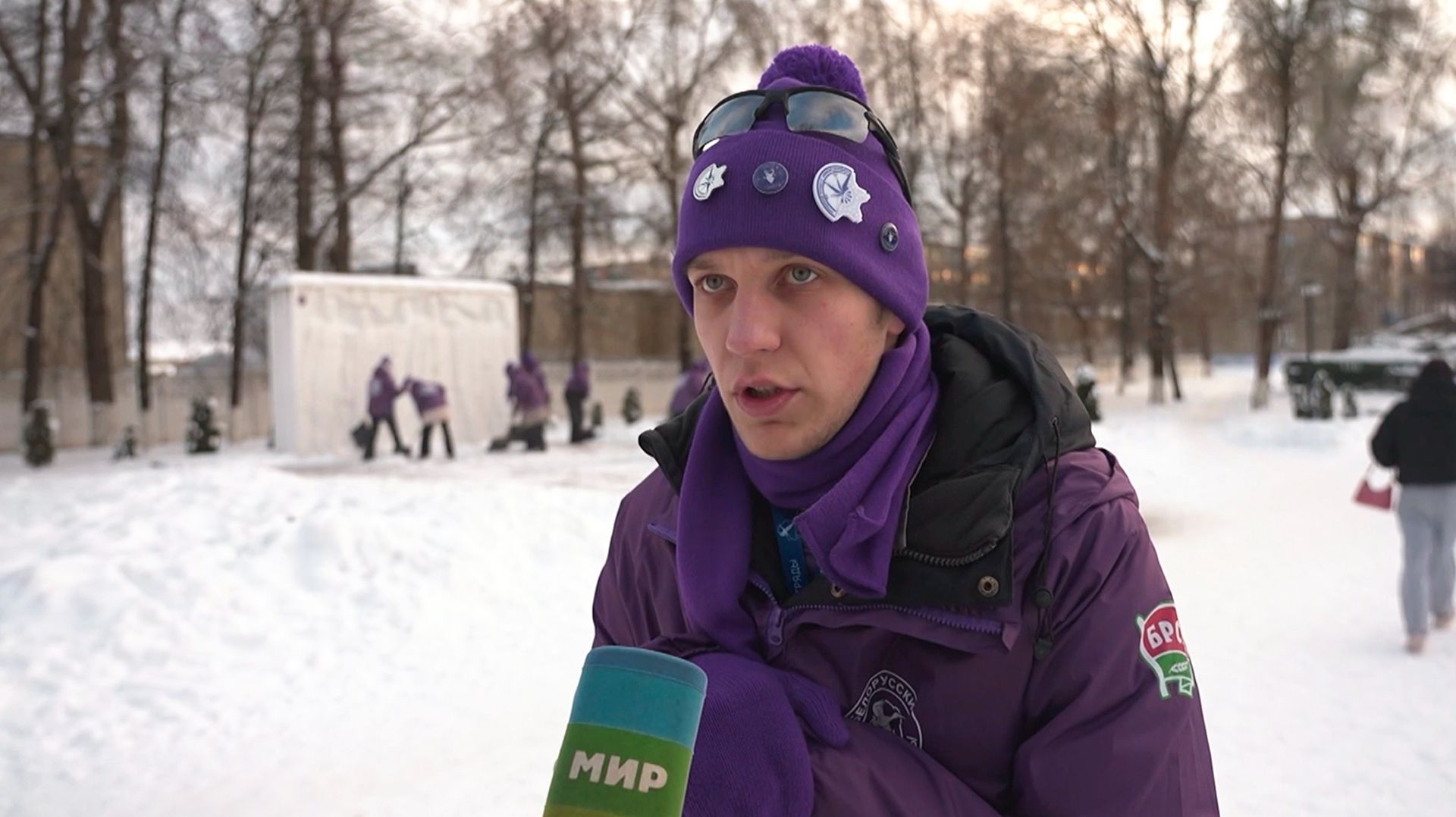 Активисты в Беларуси помогают пенсионерам в мороз убирать снег и наводят порядок у братских могил смотреть онлайн