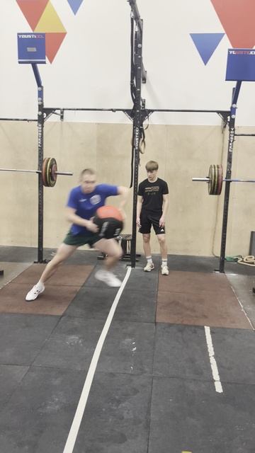 Прыжки в сторону с мячом