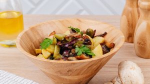 Салат с грибами и солеными огурцами