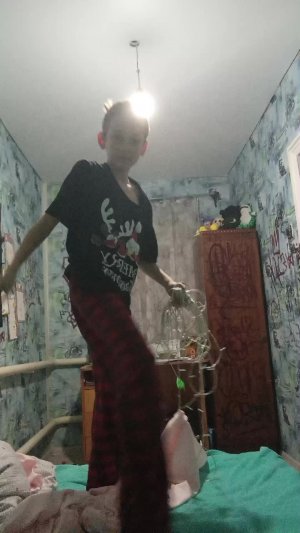 вешаю гирлянду)