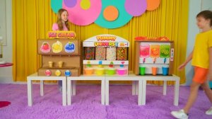 Настя учит детей помогать старшим