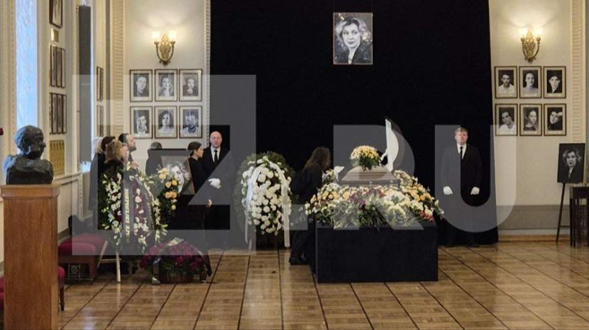 В Театре Вахтангова состоялось прощание с актрисой Ольгой Чиповской смотреть онлайн