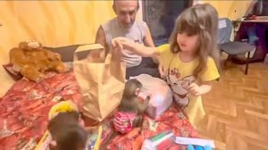 В гости к Басику, Степашке и Маняшке приехала Ангелина и получила море подаркрв!