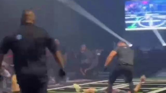 😱В новой лиге единоборств бойцы-тяжеловесы просто врезаются в друг друга на большой скорости. смотреть онлайн