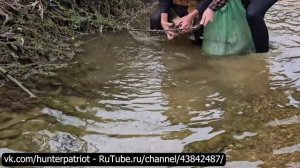 🍲🎣 Приготовление пищи, ловля крупного карпа и сома методом запруживания воды –Повседневная жизнь🌍