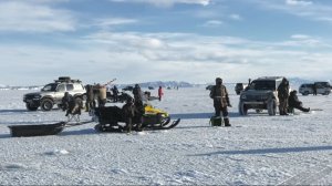 Несмотря на нестабильную ледовую обстановку, рыбаки продолжают выезжать на лед бухты Гертнера
