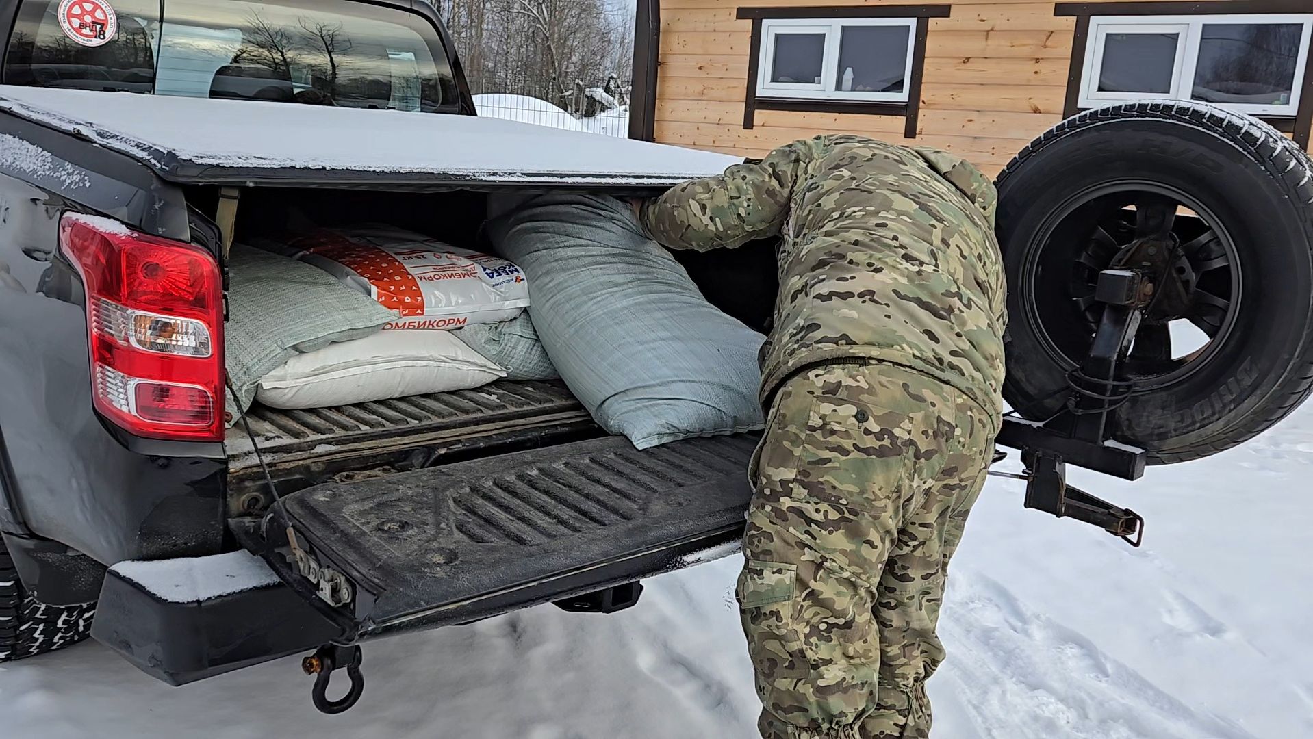 Белая дорога, мешок на санках и кошачьи забавы смотреть онлайн
