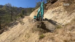 Безумная работа экскаватора на вертикальном холме | Подборка дорожных работ Kobelco