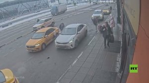 مشاهد لمنفذ محاولة اغتيال الجنرال فلاديمير أليكسييف أثناء رحلته  من موسكو إلى دبي