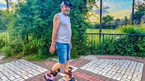 ВЕСЕЛО! Степашка и Маня так хотят домой, что сами побежали а потом ПОЕХАЛИ на папиных ногах)))