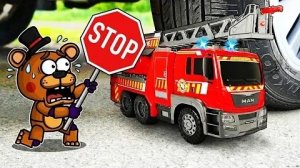 остановись!! Игрушечный автомобиль-экспериментатор против пожарной машины | Хрустящие и мягкие игруш