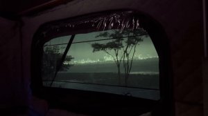 КЕМПИНГ В АВТОМАТИЧЕСКИ ПОДЪЕМНОМ ГРУЗОВИКЕ И КЕМПЕР-ВАНГЕ ПОД СИЛЬНЫМ ДОЖДЕМ