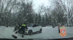 Экипаж ДПС в Домодедово оказал помощь автоледи, чья машина оказалась в снежной ловушке