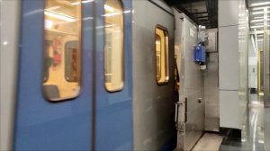 поезд приехал на станцию метро