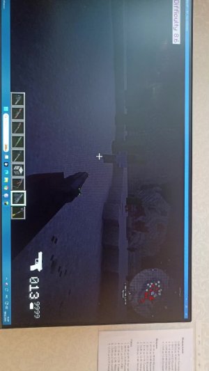 Миша играет Майнкрафт